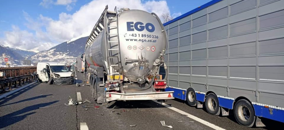 Foto tratta dal gruppo Bolzano in comune Tenta un sorpasso e perde il controllo, sbattendo contro un camion